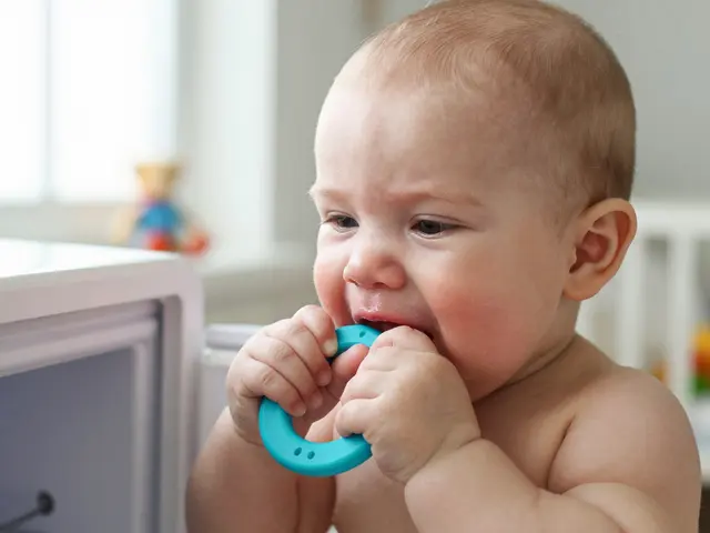 Jak poznat, že zčínají růst zuby u dítěte - příznaky a co dělat